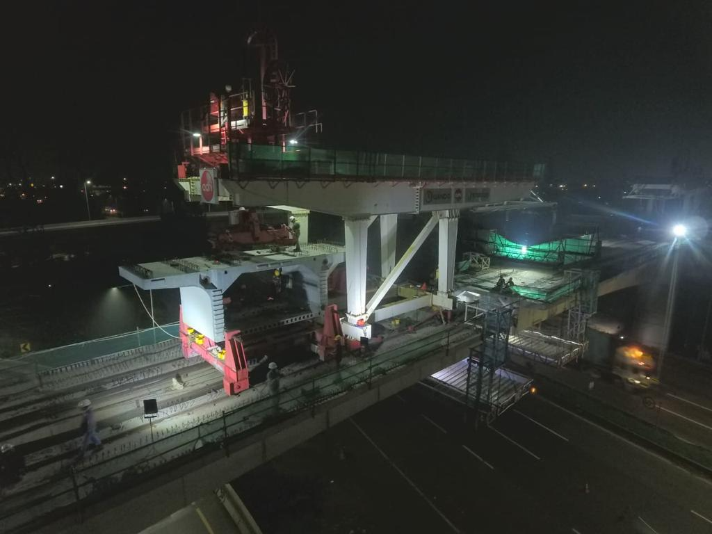 Erection Box Girder Menggunakan LIfter Pada Longspan Cikunir LRT Jabodebek