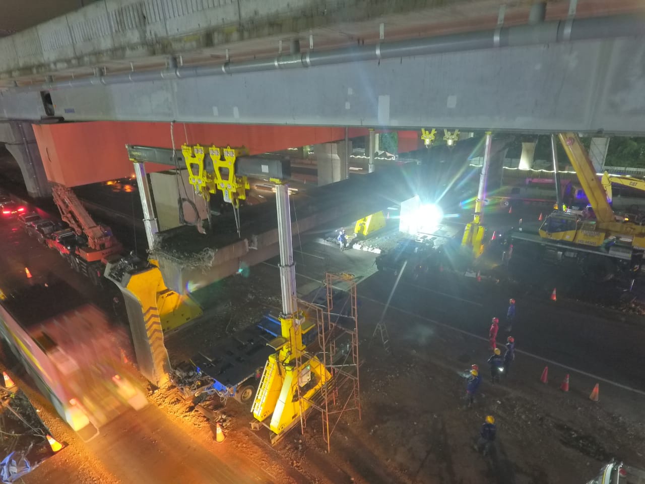 Pembongkaran Girder JPO Tol Japek