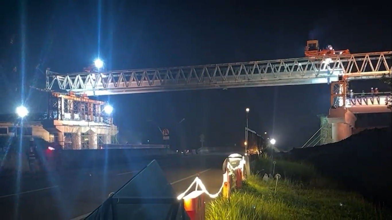 Erection PCI Girder Menggunakan Gantry Launcher Dengan Manajemen Lalu Lintas Swing dan Stop &amp; Go