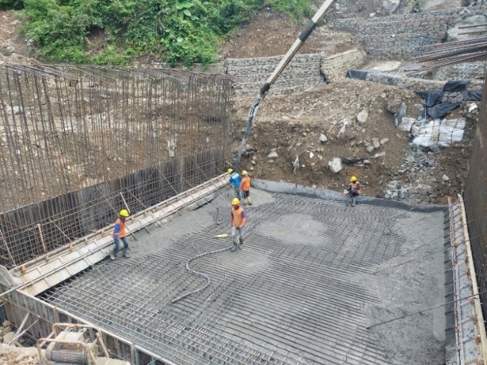 05. Mei - Timbunan Tanah Sebagai Pengganti Perancah Pada Pengecoran Slab Atas Box Culvert 10 X 10 Meter - Proyek Penggantian Jembatan Besuk Kobo'an